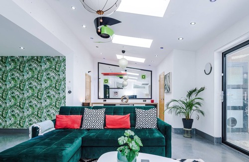 Doncaster Other | Modern Stylish 2-bedroom house & on-site parking