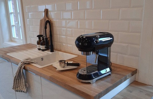 Hasselbach Apartment | Modern vacation apartment "Tanzsaal" Living in a listed half-timbered house