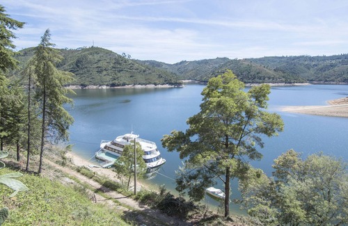 Ferreira do Zezere Villa | Modern villa at walking distance to the river dam of Castelo de Bode
