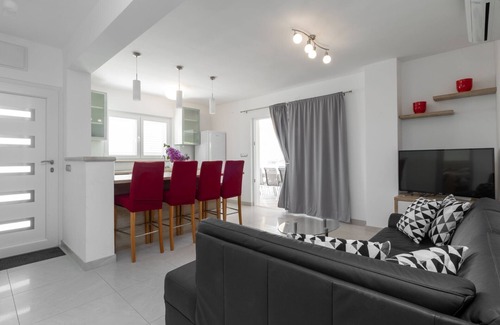 Prizba Villa | Modern Villa Near the Sea with Pool