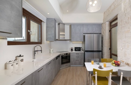 Galatas Villa | Modern Villa Orange, Relaxation and Privacy