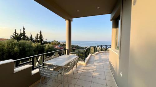 Ano Chalikas Villa | Modern villa overlooking Mytilene