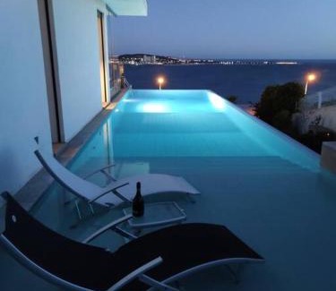 Linda-a-Velha Villa | Modern Villa with Sea & River View Pool and Gym.