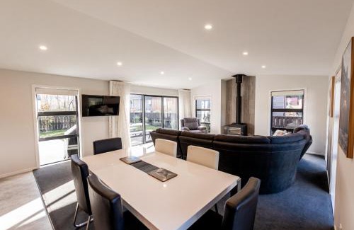 Hanmer Springs House | Modern Warm Table Tennis