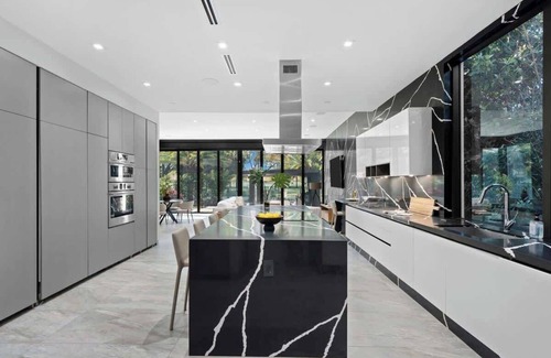 Aventura House | Modern Waterfront mansion