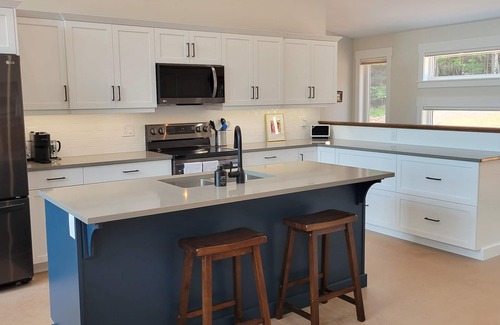 New London House | Modern Waterfront Cottage