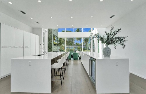 Poinsettia Heights House | Modern waterfront property