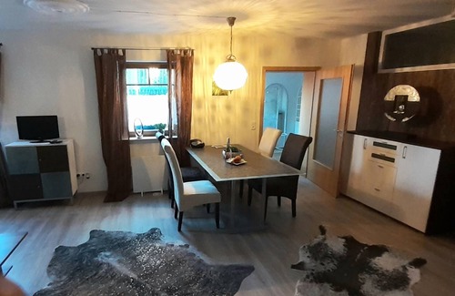 Wernfeld Condo | Moderne Ferienwohnung 95qm 2-6 Personen Biker / Hunde / Garten