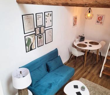 Ostenfeld Apartment | Modernes 1-Zimmer-Apartment mit Galerie-Schlafkoje im skandinavischen Stil