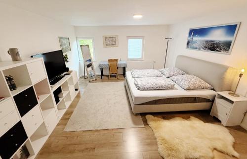 Neuenmarkt Apartment | Modernes Bauernhaus - 3 Schlafzimmer, Küche, Bad, Wohnzimmer, Kaminofen, WaterRower