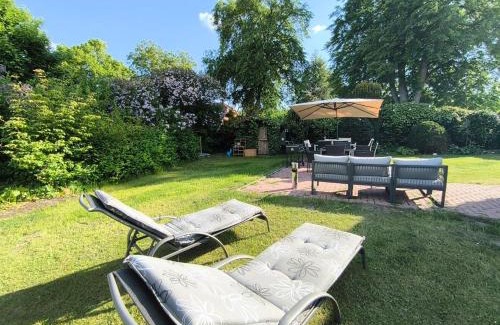 Blumenholz Apartment | Modernes Ferienhaus mit 4 separaten Appartements, je mit vollausgestatteter Küchenzeile und eigenem Bad, 2 Gehminuten zum Badesee, Garten, Grillplatz, Kinderspielbereich, Hunde sind willkommen