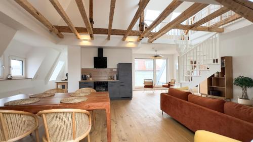 Lechhausen Apartment | Modernes Maisonette-Apartment mit Terrasse I Augsburg City