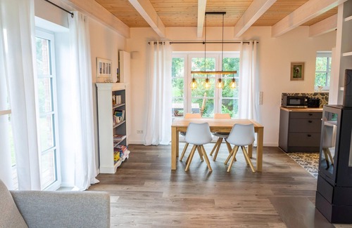 Groß Olversum House | Modernes Reet Gedecktes Ferienhaus für 4 in der Hafenstadt Tönning