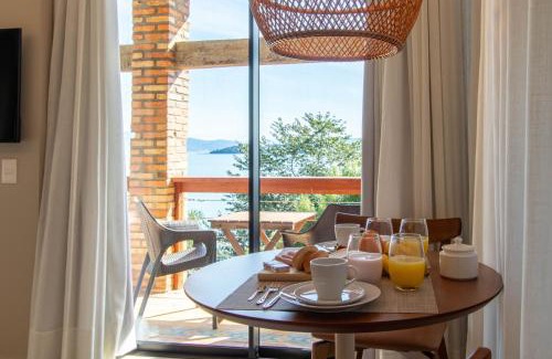 Sambaqui Apartment | Modernidade com banheira e vista para o mar TJ1437