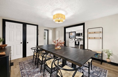 Medina Apartment | Modernized Historical Home in Downtown Medina w/Hot Tub