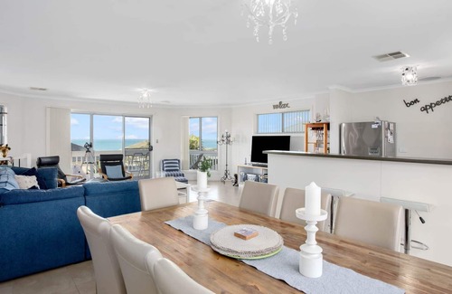 Encounter Bay House | Moet Escape in Style