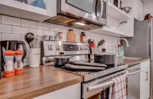 Jasper Place Apartment | Molly - Perfectly located, 5 Min to W Edm Mall!