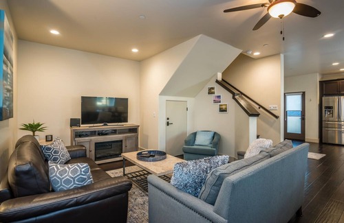 Downtown Condo | Monarch Villa - Luxury Condo, Ocean View, Rooftop Living with fire table/Bbq