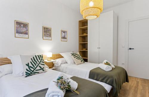 Gijon-Este Apartment | Monet, apartamento con terraza, cuna y trona