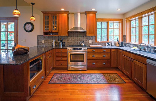 Livingston House | Montana Creekside Guest House: A Creekside Home in the Pines in Paradise Valley