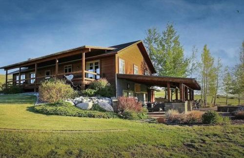 Sweet Grass County House | Montana Western Mountain Retreat