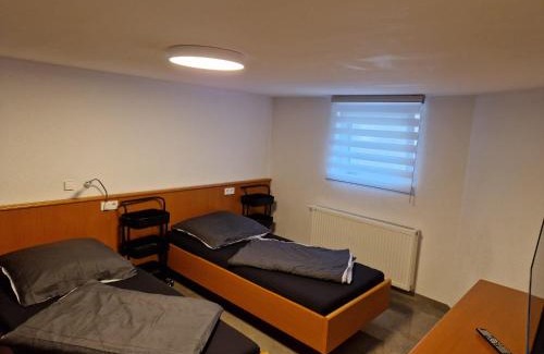 Muggensturm House | Monteurzimmer- Kellerwohnung mit GemeinschaftsBad und Küche BEI RASTATT
