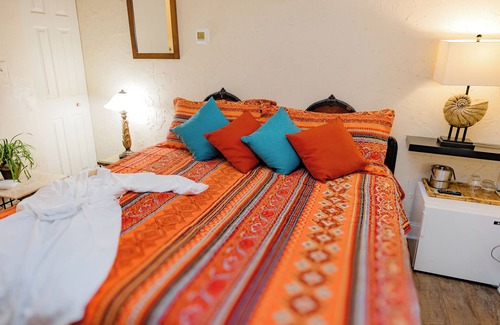 Versailles Bed & Breakfast | Montgomery Inn BnB