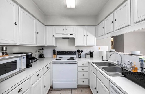 Montrose Apartment | Montrose 2BR Sleeps 10 Walkable Gated Parking