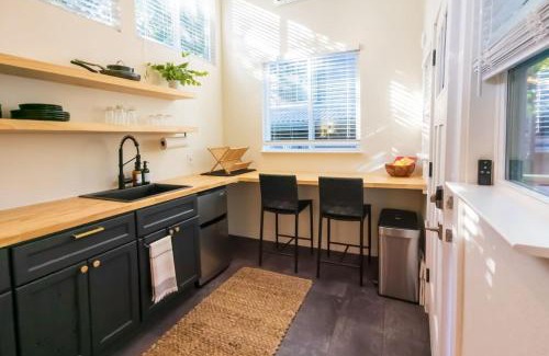 Holly Apartment | Moody and Bright - Peaceful St less than 5 min to the Action