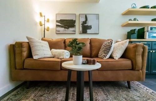 Holly Apartment | Moody and Bright - Peaceful St less than 5 min to the Action