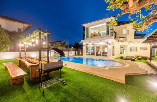 Bang Lamung Villa | Moon Shade Pool Villa Pattaya