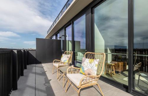 Moonee Ponds Apartment | Moonee Valley Park with parking