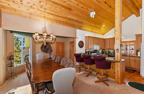 Upper Moonridge Cabin | Moonlight Mountain Retreat by Destination Big Bear: Custom Home! Amazing Lake and Ski Slope Views! HOT TUB! Foosball!