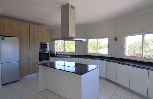 Alfarrobeira Villa | Moradia Familiar com Piscina Privada, Perto do mar e Campos de Golf