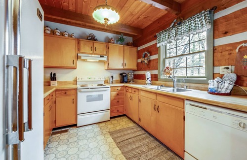 Gatlinburg - Pigeon Forge Cabin | Mossie Oak Cabin, Comfortable & Secluded, WIFI, Hot Tub, Free Dollywood Ticket