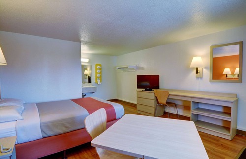 Chicopee Hotel | Motel 6 Chicopee, MA - Springfield