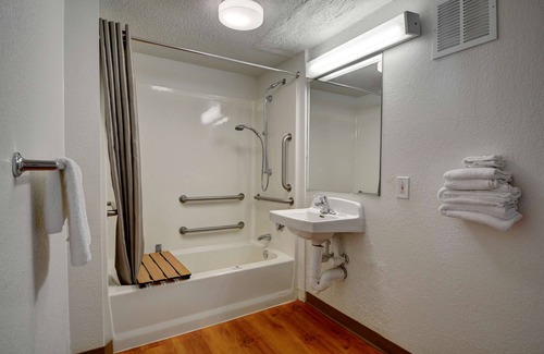 Chicopee Hotel | Motel 6 Chicopee, MA - Springfield