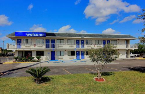 Kingsville Hotel | Motel 6-Kingsville, TX