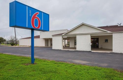 Madisonville Hotel | Motel 6-Madisonville, TX