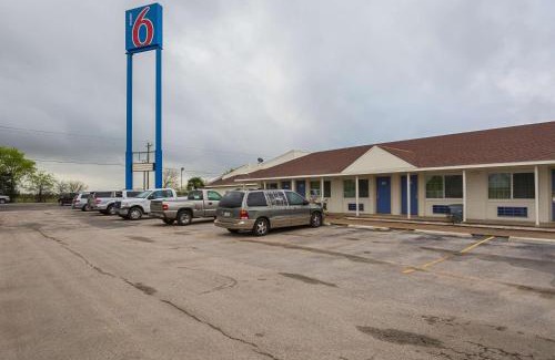 Madisonville Hotel | Motel 6-Madisonville, TX