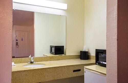 Madisonville Hotel | Motel 6 Madisonville, TX