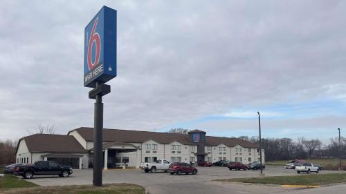 Waterloo Hotel | Motel 6-Waterloo, IA