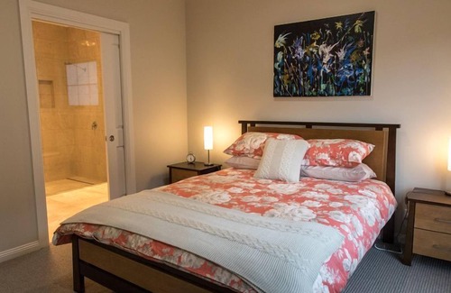 Golden Valley House | Mountain Blue Guest house