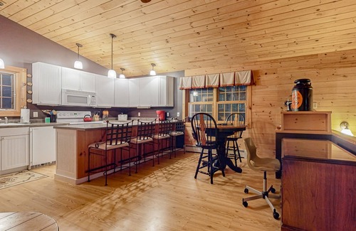 Weston House | Mountain cabin by skiing with fireplaces & well-equipped kitchen - dog-friendly