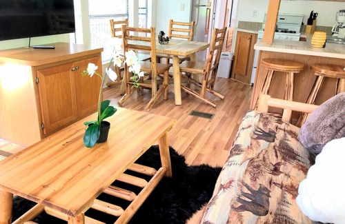 Whittier Cabin | Mountain Cabin,Jacuzzi,WIFI, Pets,10min Casino/Pets