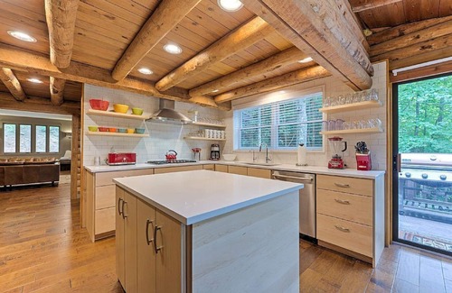 Black Mountain Cabin | Mountain Cove | Hot Tub Log Cabin for Groups Near Black Mtn + Biltmore Pass