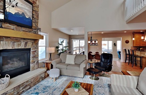 Corinthian Hills House | Mountain Escape: Sunshine, Hot Tub Soaks & Strolls — Dillon Lake Days Await!