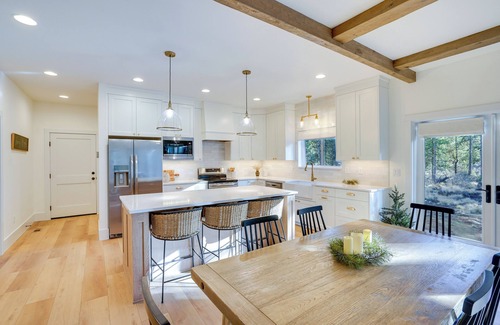 Oregon Water Wonderland House | Mountain Home w/Private Hot Tub & River Access!