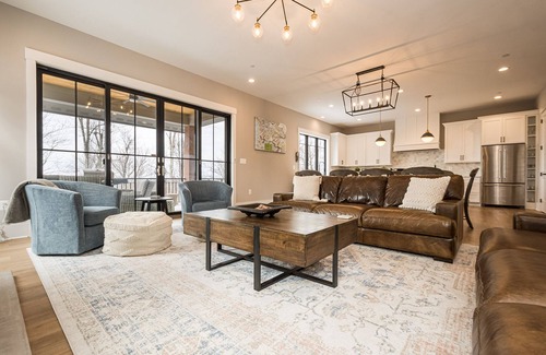 McHenry House | Mountain Mindset | Hot Tub, Ski In/Out!