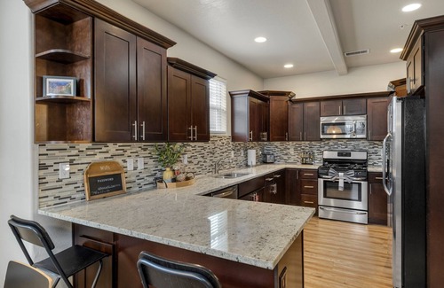 Flagstaff House | Mountain Peaks Getaway | 4BR/4BA | Pet-Friendly | Central AC | Near Downtown & Trails
